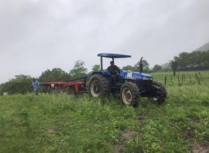 Leia mais sobre o artigo Prefeitura faz aração de quase 3 mil tarefas de terra de pequenos agricultores em Minador do Negrão