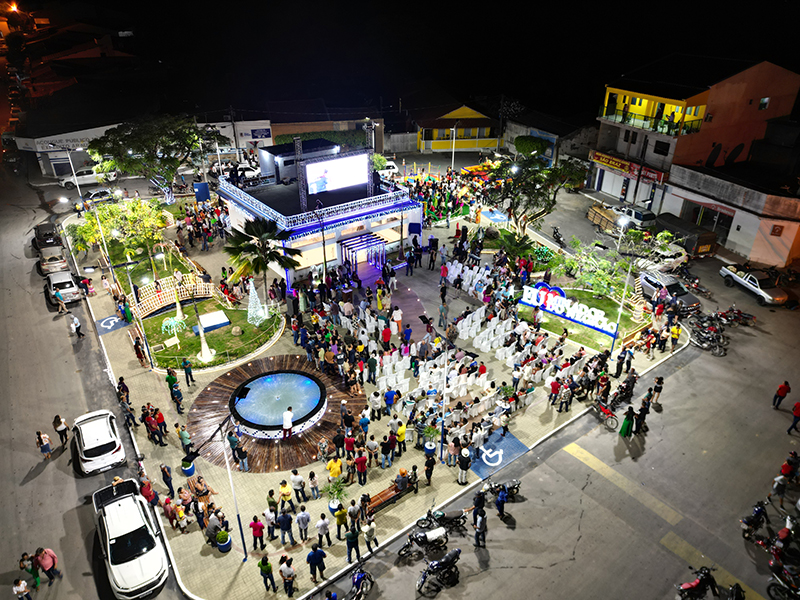 No momento você está vendo Prefeito Josias Aprígio reinaugura praça Tereza Araújo Barros com grande festa